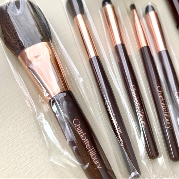 Charlotte Tilbury Other - ❤️New Charlotte Tilbury Travel Brushes Bonus Brush Velveteen Case